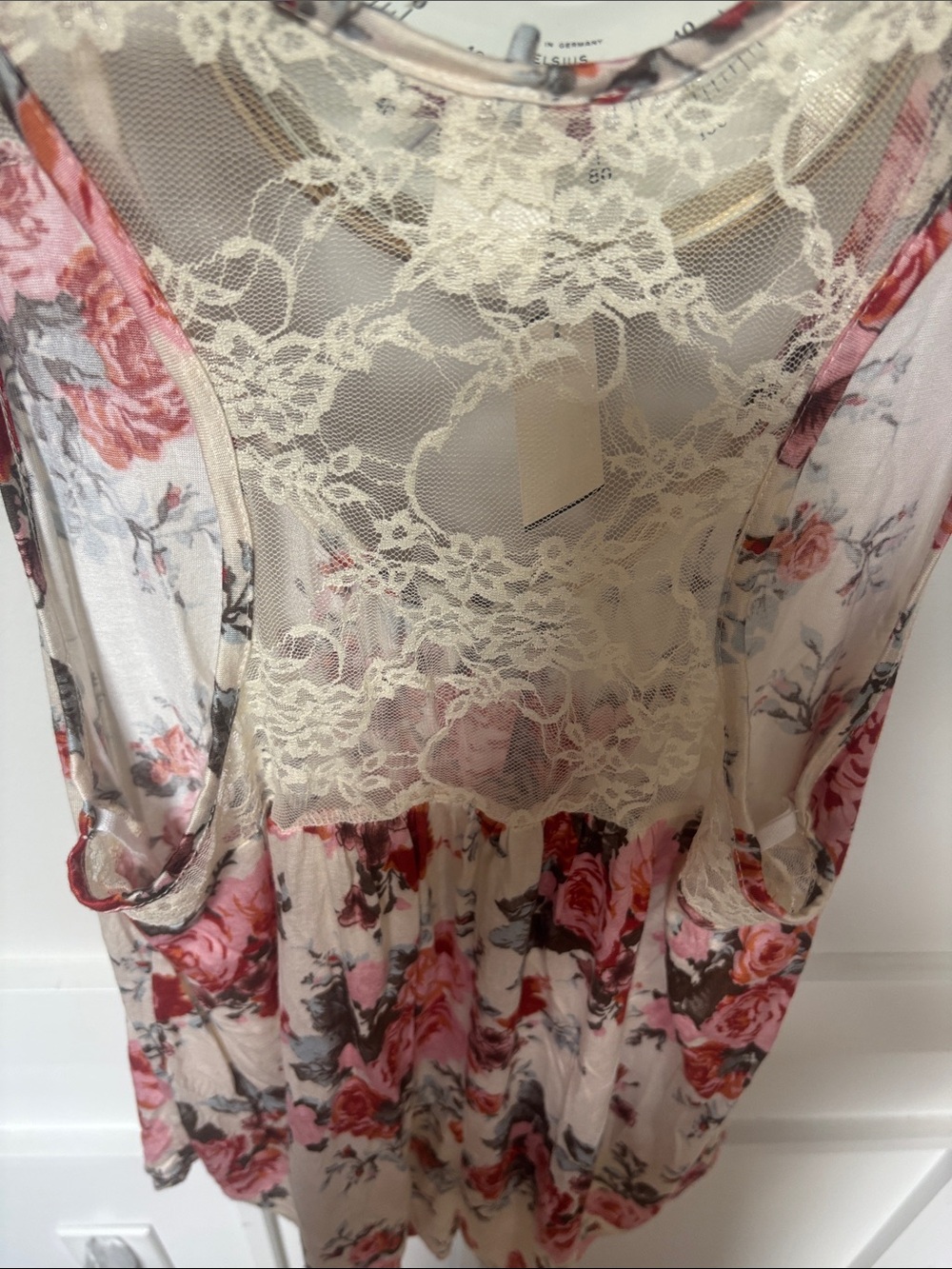 White tank top with a red floral print and a delicate lace back detail - Picture 5 of 5